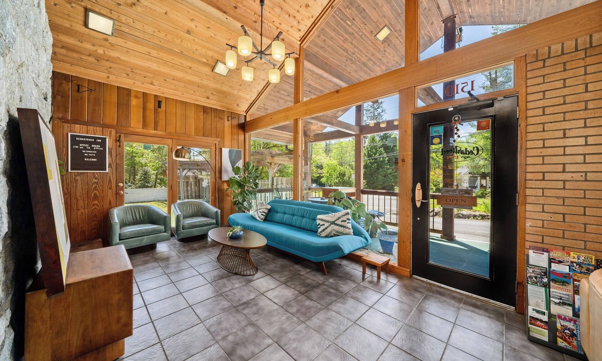 Hendersonville Hotel | CedarWood Inn