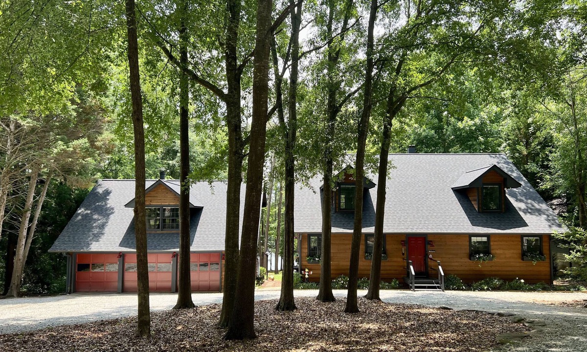 Toccoa House | Cedarwood Lake House