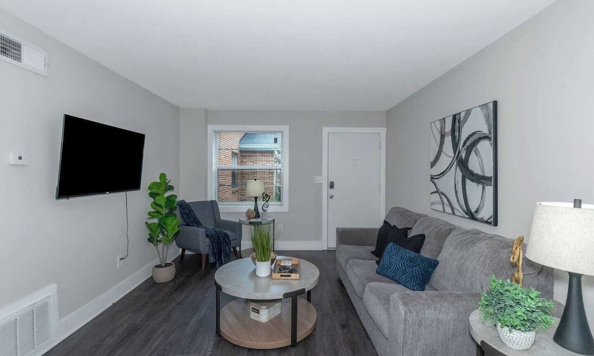 South Tuxedo Park Apartment | Central Buckhead 2BR apartment with king beds, full kitchen, fast Wi-Fi, and free parking — minutes from Lenox Square, Phipps Plaza, and top dining.