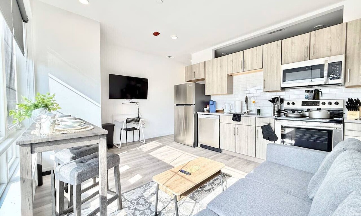 Poplar Apartment | Central Philly-1BR King |Free Parking| Gym