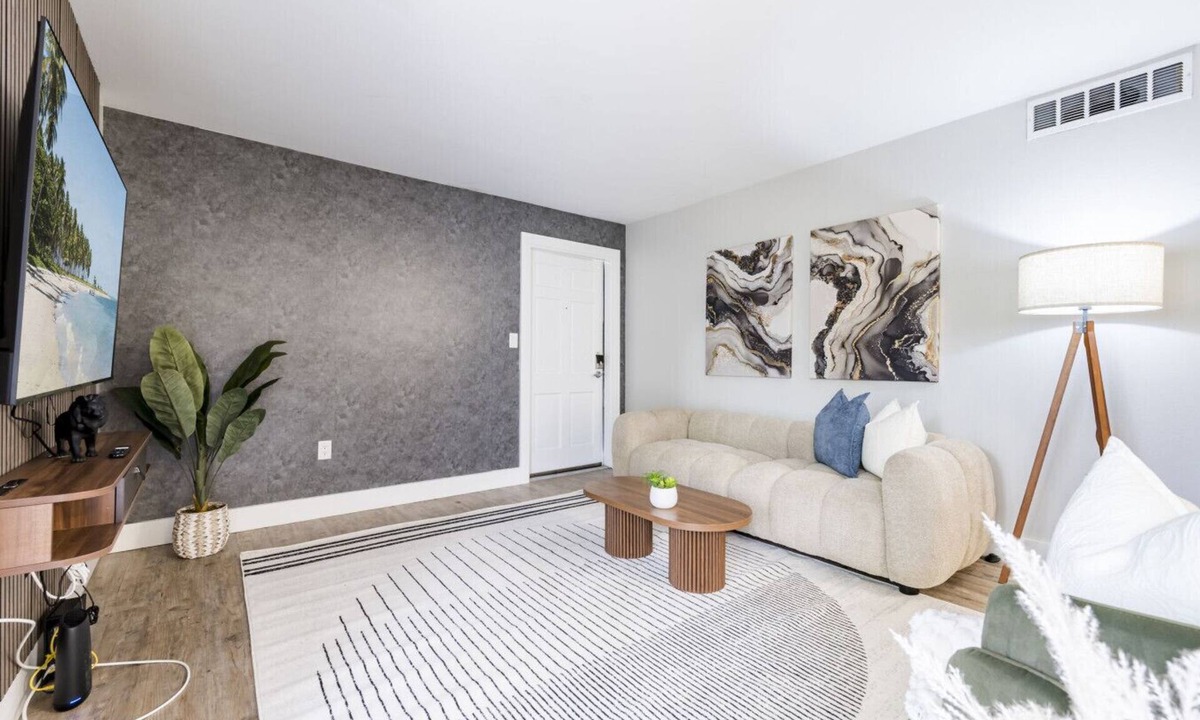 Beach Park Apartment | Central South Tampa | Walkable 2BR w/Pool Access