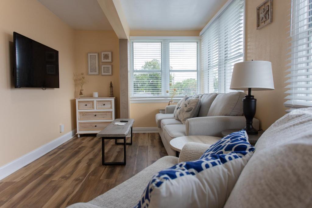 Jacksonville Beach Apartment | Centrally Located Two Bedroom Unit! Close to Everything!
