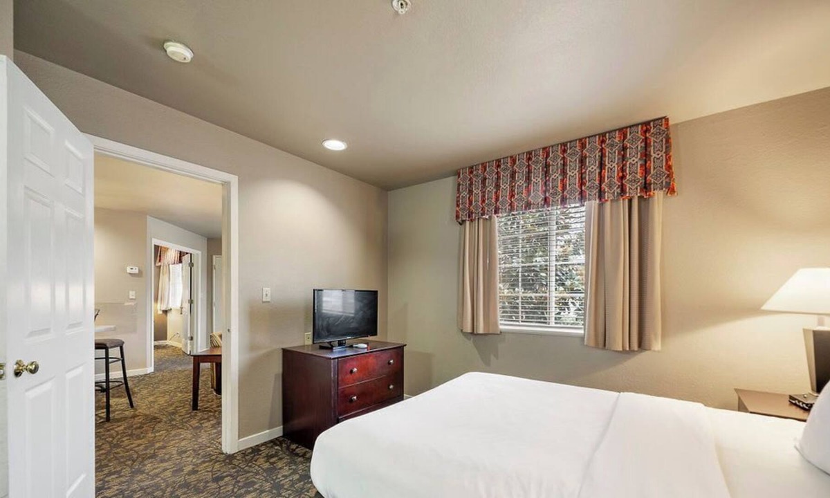 Garden Hills Condo | Centrally-located 2 Bedroom Condo in Buckhead