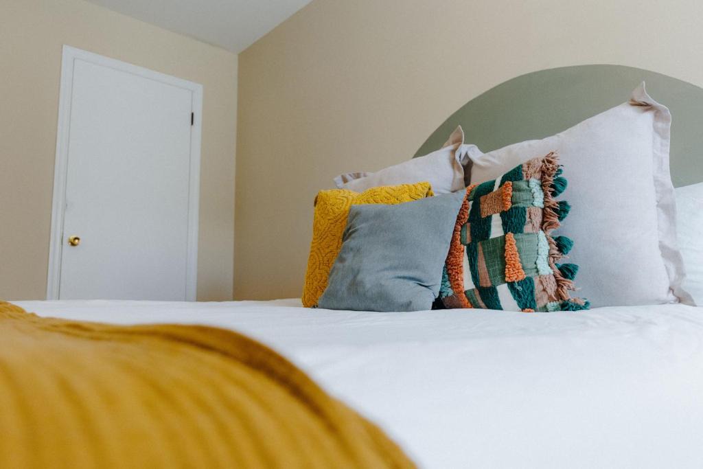 Midtown Apartment | Centrally Located 3BR Overton Square Fast WiFi Free Parking Yes Pets