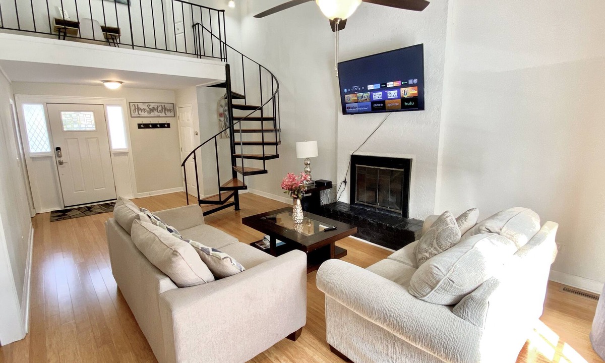 Hanahan House | Centrally Located Townhouse! Spacious 4 BR Near Beaches and Downtown.