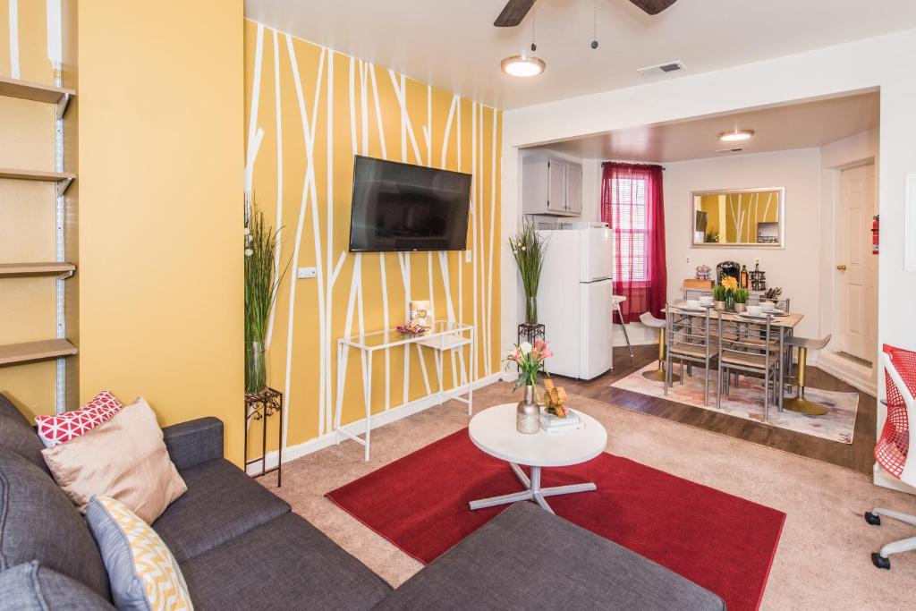 Capitol Hill Apartment | CH2 CH3 Fully Furnished Spacious Oasis Dog-friendly 2BR Capitol Hill