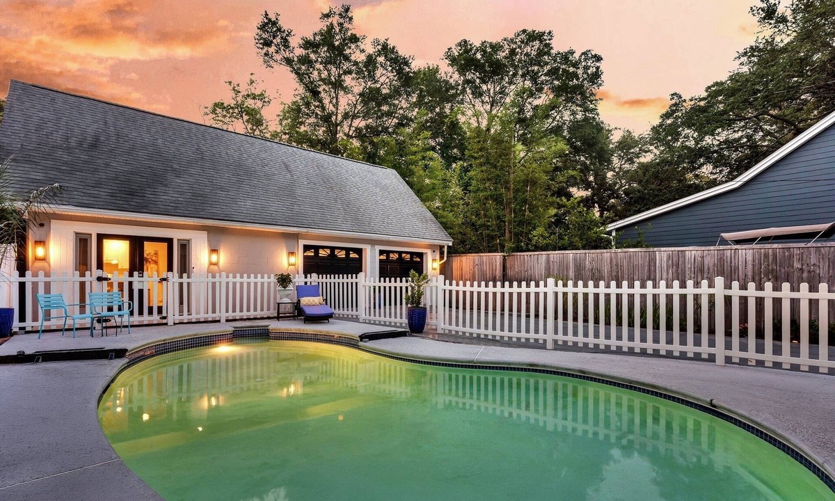 Riverland Terrace House | Charleston Guest House: with pool on Golf Course