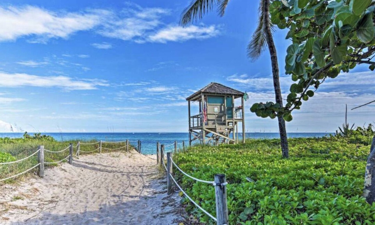 Deerfield Beach Cottage | Charming 1-Bedroom Cottage Steps from the Beach! Large deck & private backyard