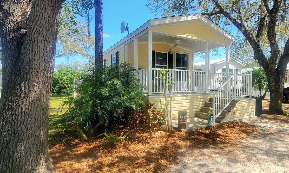 Venice Cottage | Charming 1-bedroom cottage in Ramblers Rest Resort Venice FL
