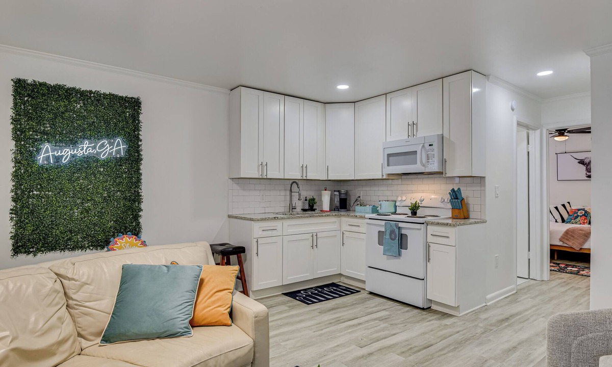 Midtown House | Charming 1-bedroom near Medical and Golf! Ground Unit A!