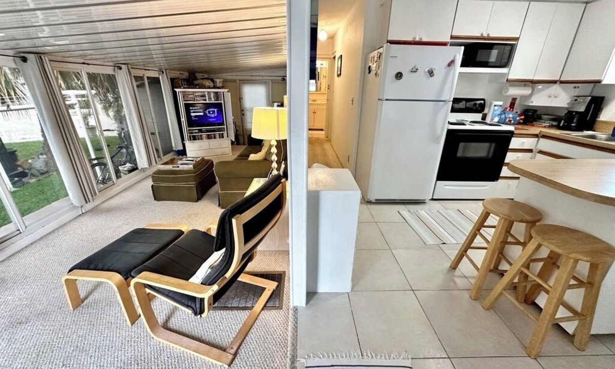 Nettles Island House | charming 1-bedroom, 1-bathroom beach bungalow is nestled on a spacious corner lot