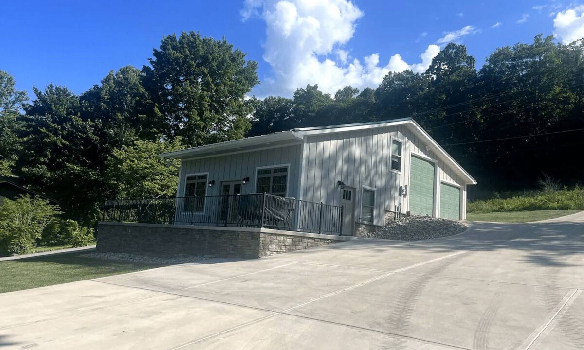 Rocky Top House | Charming 1-bedroom with loft house with AC, WiFi on beautiful Norris Lake