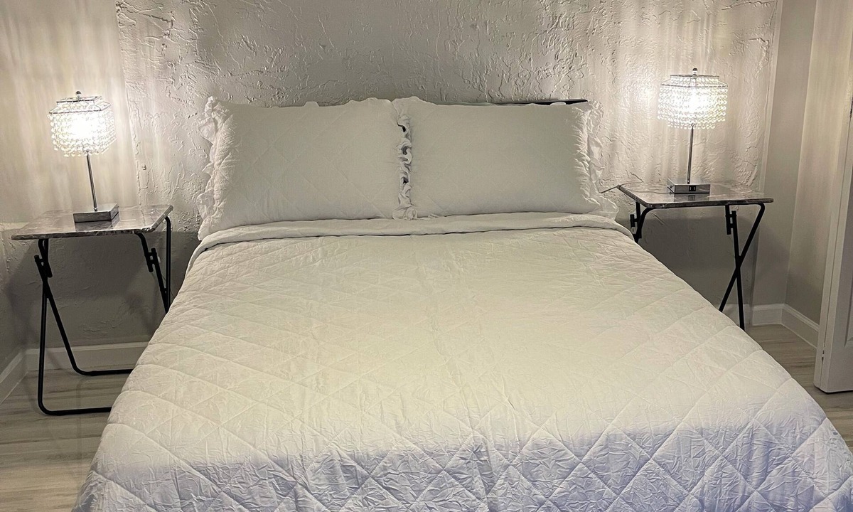 Tamarac House | Charming 1-bedroom with private entrance Tamarac.
