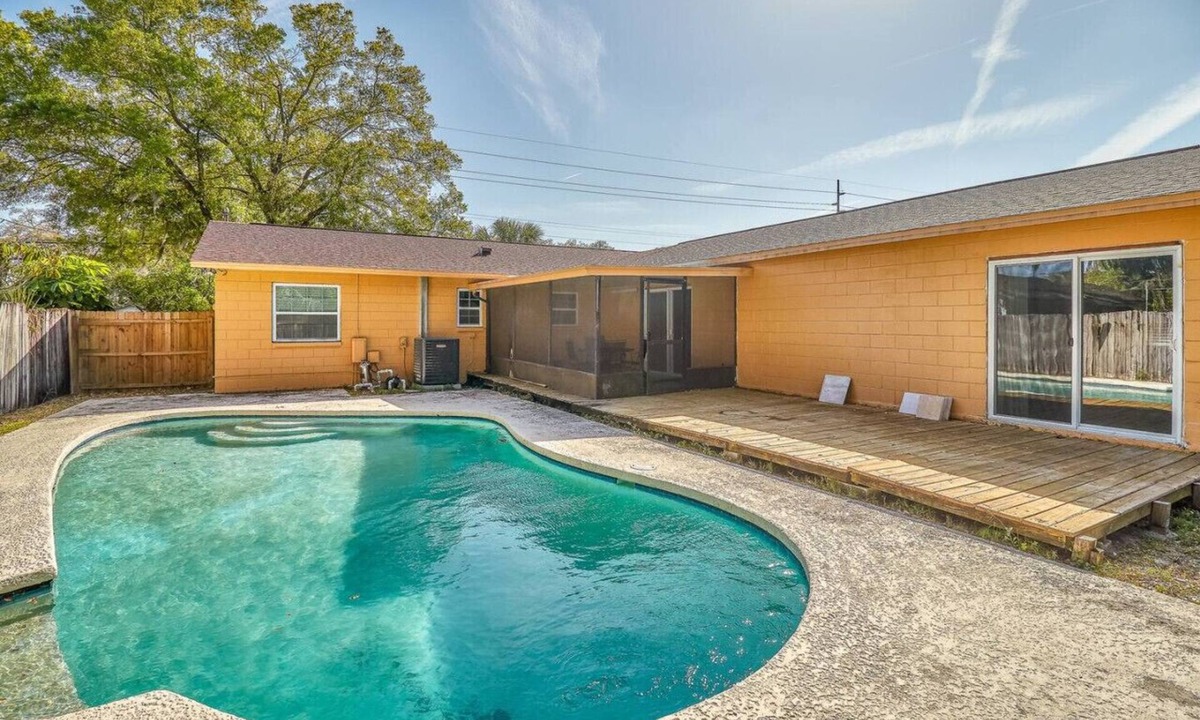 Temple Crest House | Charming 12-Guest Home with Pool & Fenced Backyard