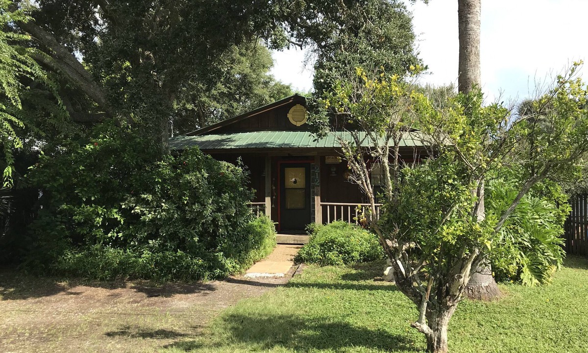 St. Augustine Beach Cottage | CHARMING 2/2 COTTAGE JUST A SHORT WALK TO THE BEACH/PET FRIENDLY/WIFI