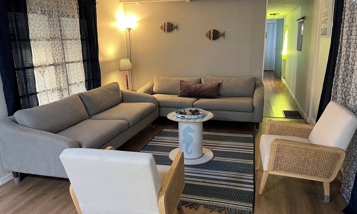 Diplomat House | Charming 2-bedroom mobile home with AC, WiFi in North Fort Myers