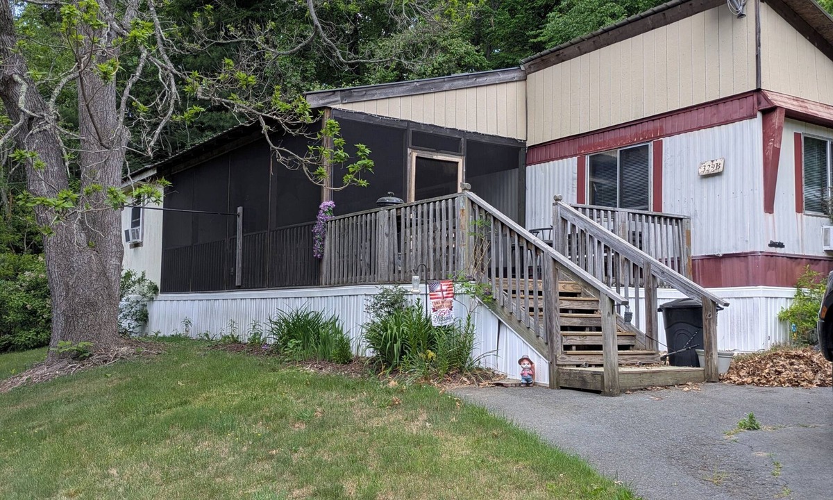 Laurel Springs House | Charming 2-bedroom mobile home with covered porch in Laurel Springs.