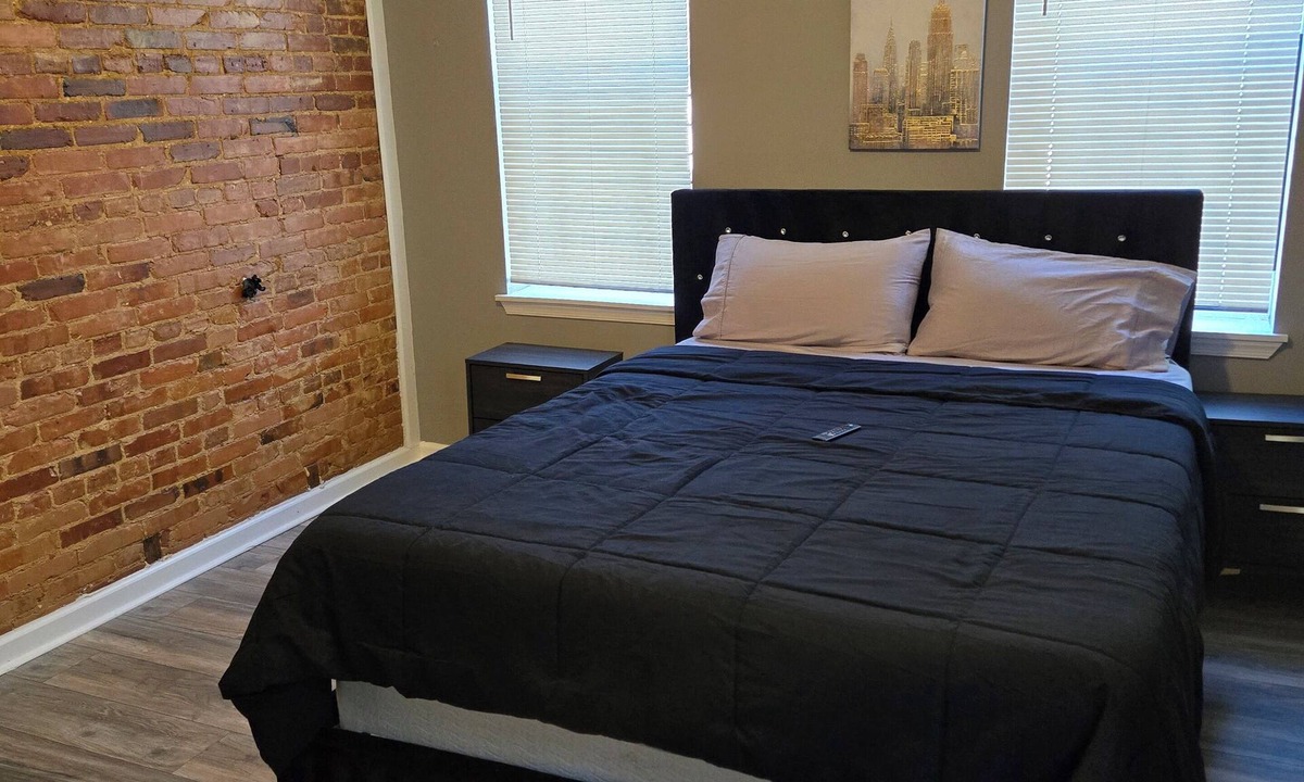 Charles Village Apartment | Charming 2-bedroom apartment in beautiful Charles Village with AC, WiFi.