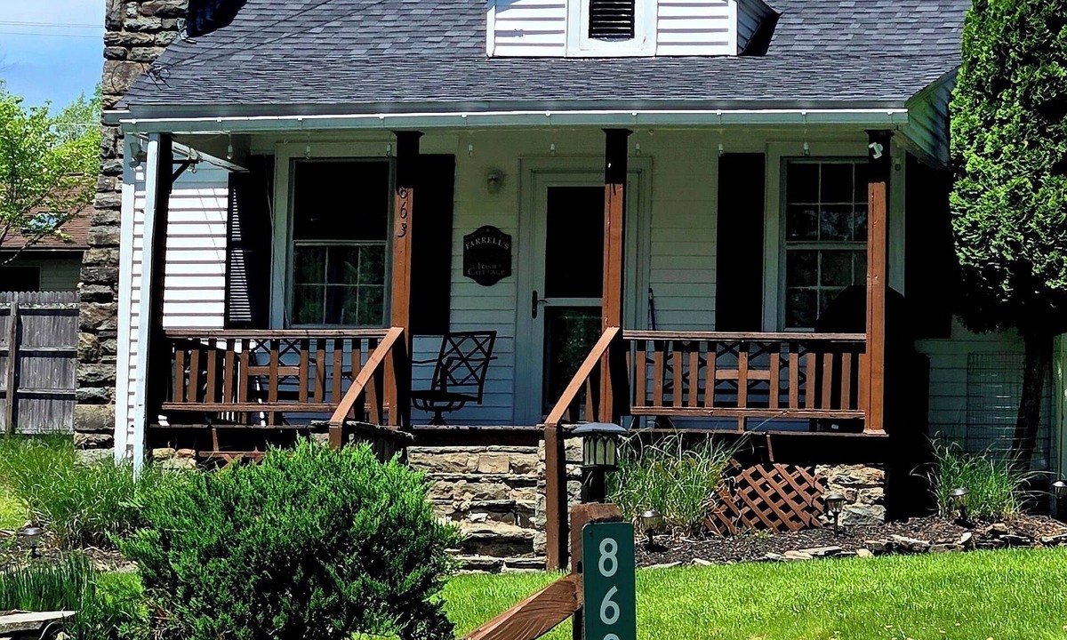 Greentown Cottage | Charming 2 bedroom cottage with AC WiFi in serene Lake Wallenpaupack view access