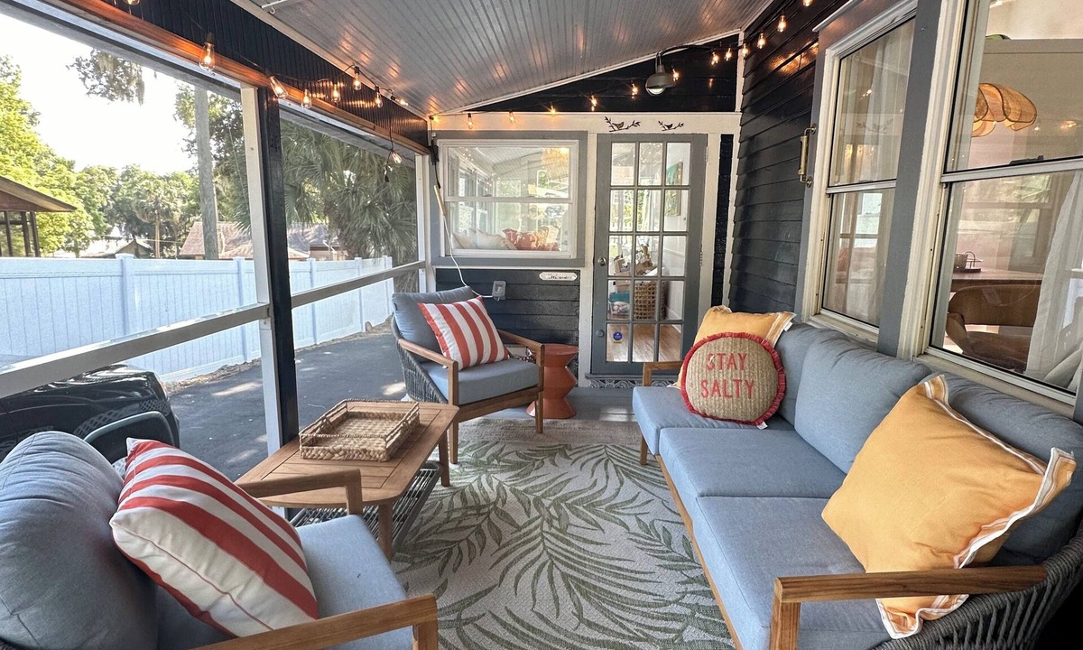 Mount Dora Cottage | Charming 2-bedroom cottage in downtown Mount Dora with RV parking, pets welcome