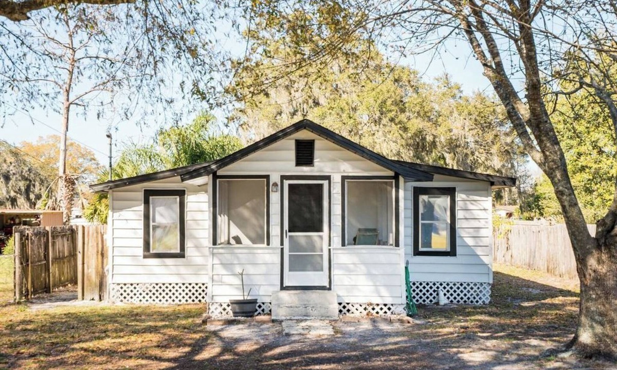 Walker's Island House | Charming 2-bedroom house with huge yard and firepit in Eagle Lake