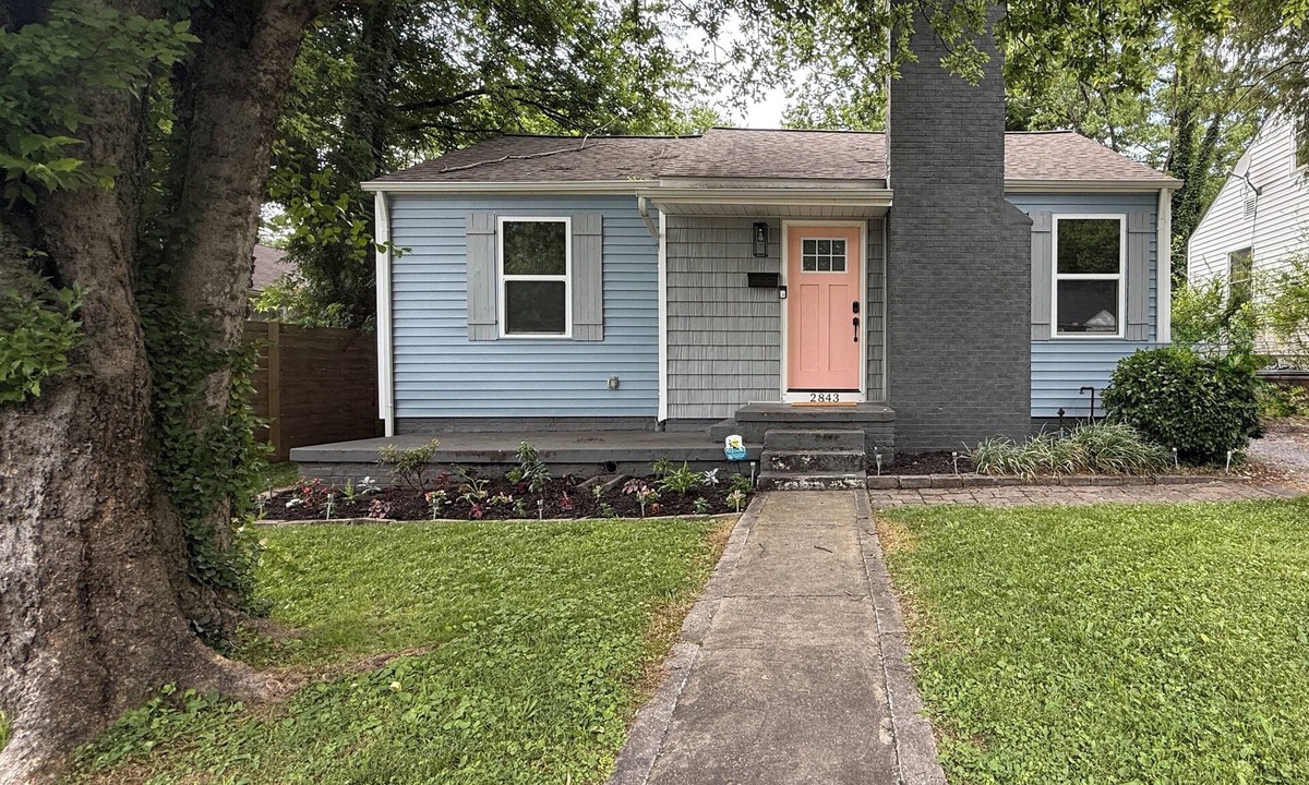Knoxville House | Charming 2-bedroom house in Knoxville with WiFi and AC