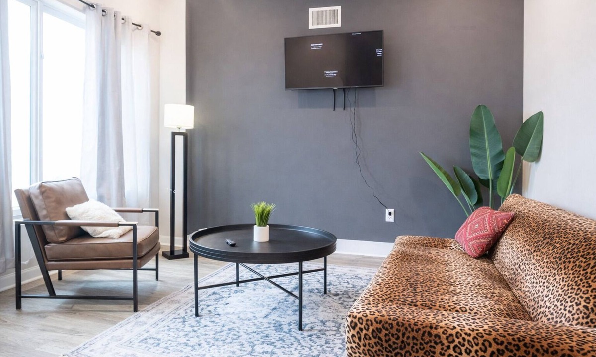 Kensington Apartment | Charming 2BR/2BA in lively Kensington! Enjoy a comfy stay with a full kitchen Smart TV and easy transit access. Perfect for exploring Philly’s rich history and culture.