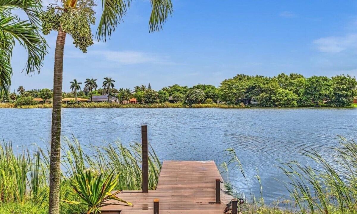 Davie House | Charming 2BR Lakefront Cottage in Davie near Beach