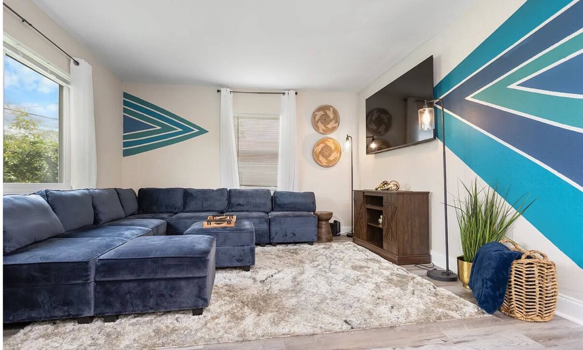 Carver City - Lincoln Gardens House | Charming 3/2 Home in Tampa.[Near Airport] [Near Stadium][Spacious Backyard]