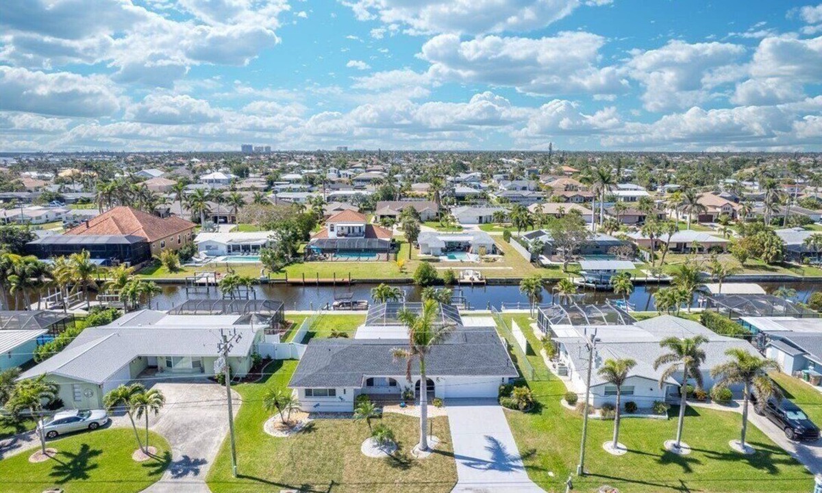Yacht Club House | Charming 3 bed 2 bath. Heated pool. Canal front. Walk to the beach !