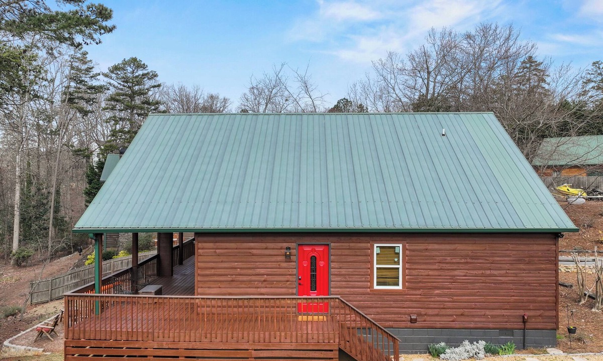 Flowery Branch Cabin | Charming 3-bedroom cabin in pleasant Flowery Branch with WiFi, AC