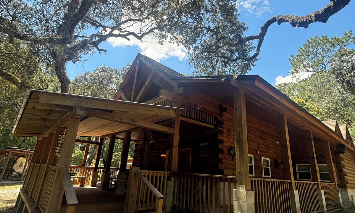 Fort McCoy Cabin | Charming 3 Bedroom, 2 Bath Custom Built Log Cabin in Ocala National Forest.