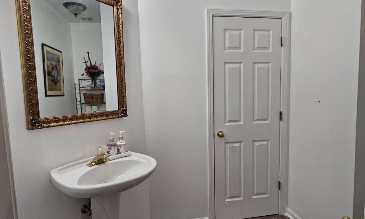 Suwanee House | Charming 3-bedroom 3 ba house with WiFi, AC pet friendly in tranquil Suwanee