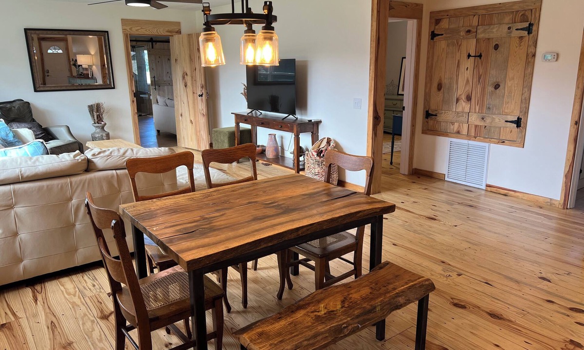 Houston County House | Charming 3-bedroom house with breathtaking views in Newton with AC, WiFi