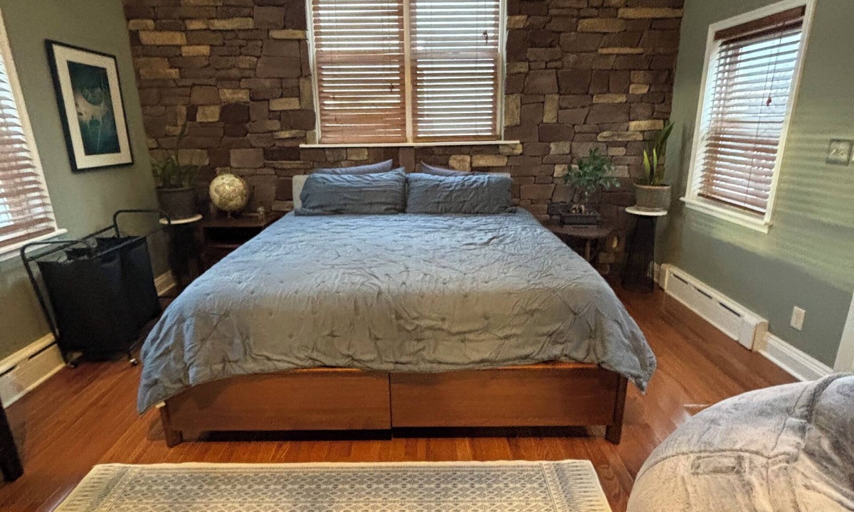 Roxborough-Manayunk House | Charming 3-bedroom dog friendly house sleeps 12 Walkable to Main Street Manayunk