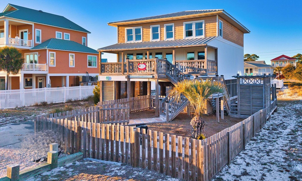 East End House | Charming 3 BR 3.5 Bath, Beach Views, Hot Tub Pet Friendly