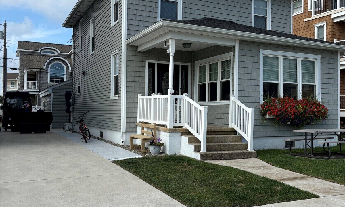 A-Zone House | Charming 4-bedroom house with WiFi and AC on beach block in Brigantine