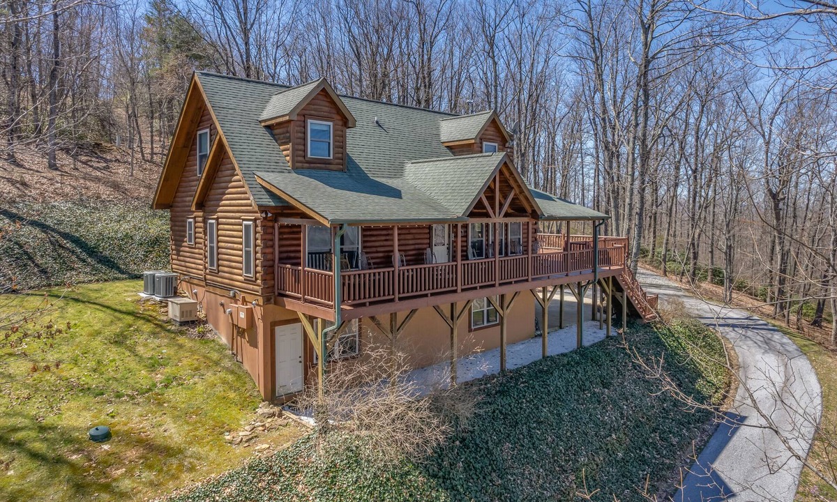 Lynn House | Charming 4BR Cabin with Dynamic Mountain Views