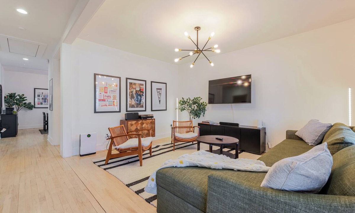 East Side House | Charming ATL Bungalow Close to Popular Attractions! Fast Fiber Internet and Cozy