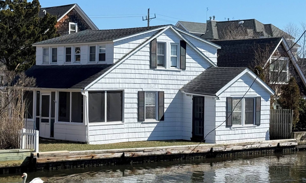 Avon Cottage | Charming Bay Head Waterfront Cottage with Yard: Easy Walk to Beach & Town