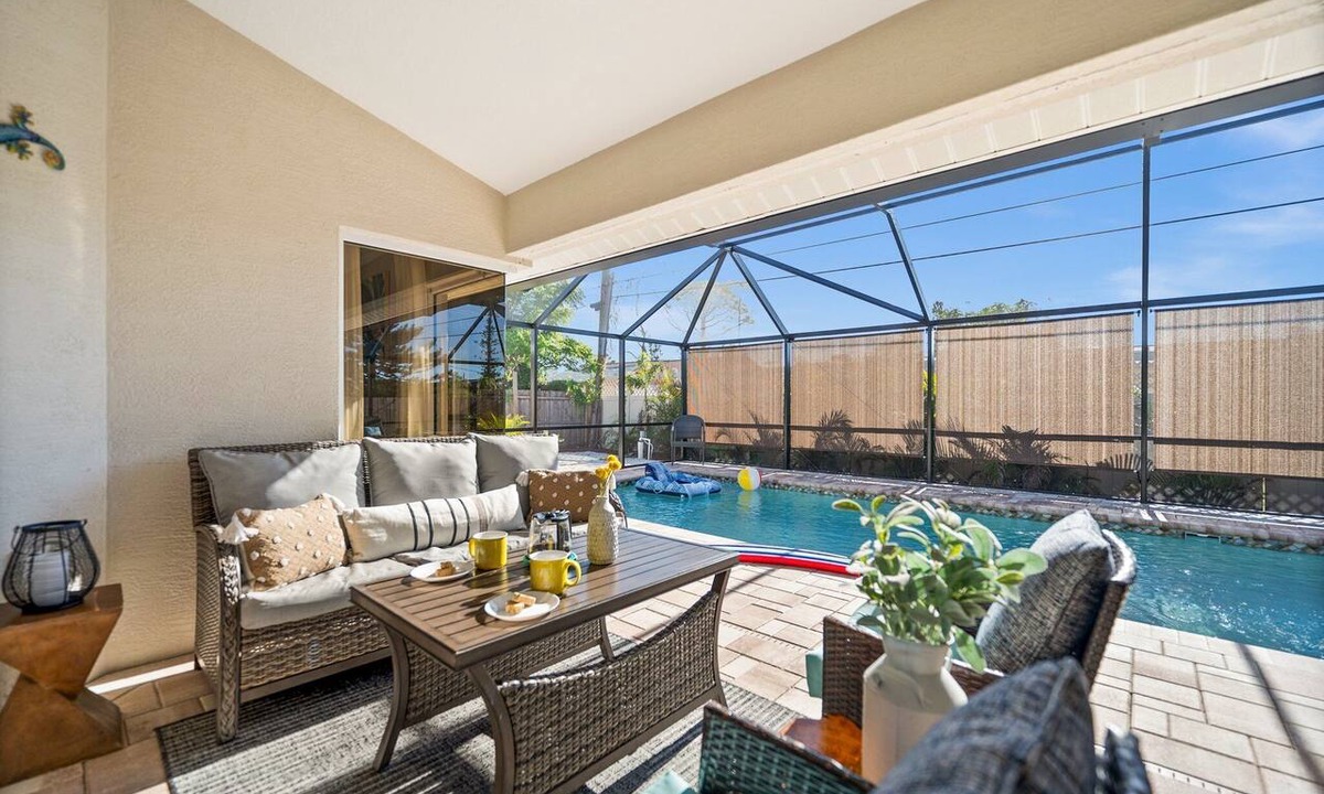 South Venice House | Charming Beach Time Villa-heated pool & spa-4 bikes, game room-near beach