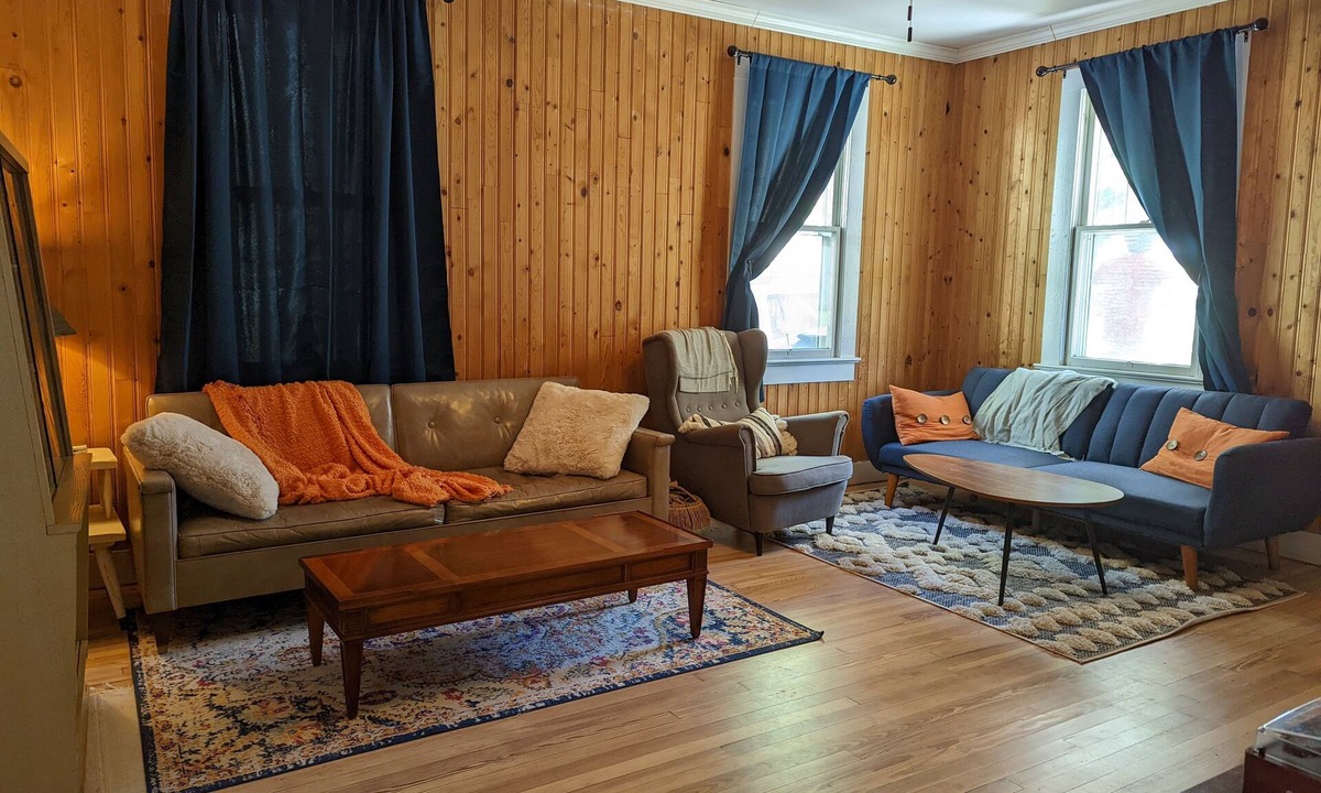 Elberton House | Charming Bungalow in the Heart of Elberton! Short walk to downtown!