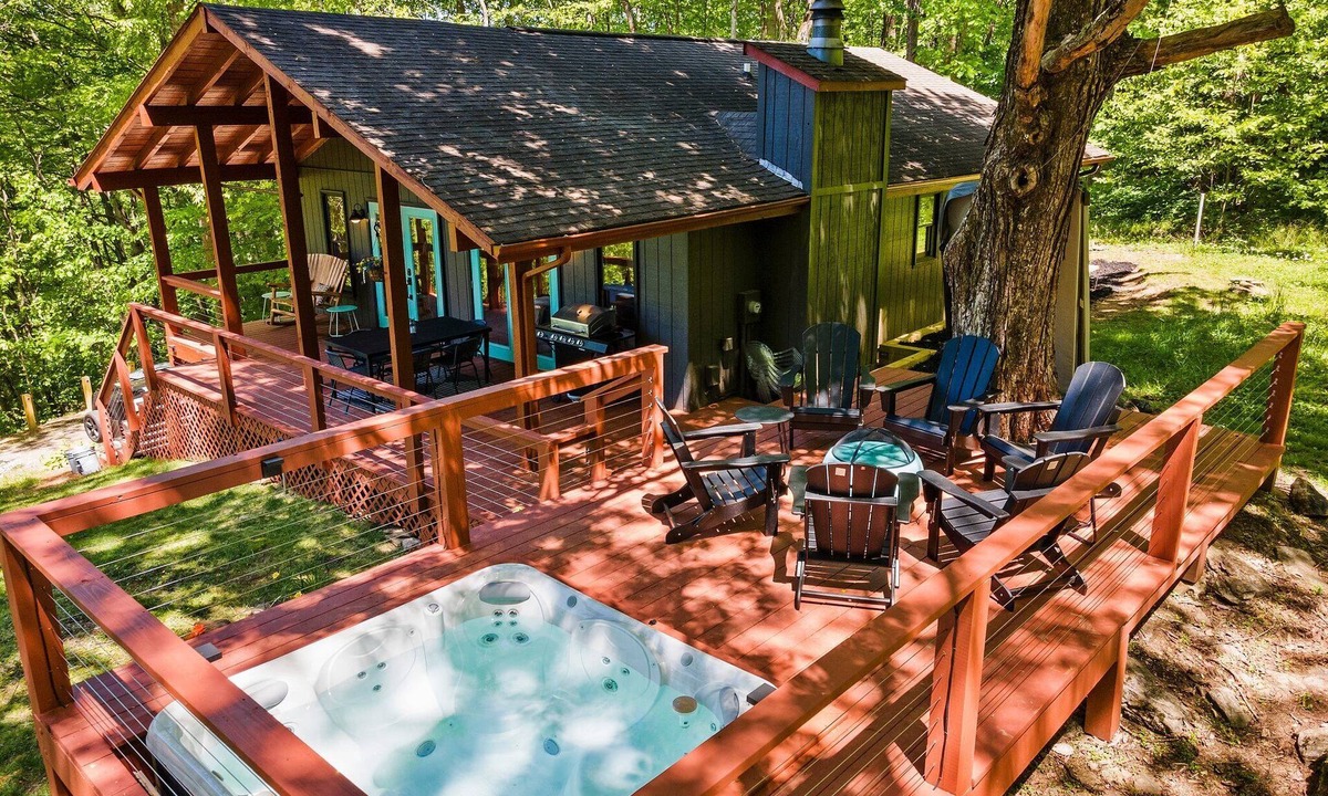 Maggie Valley Cottage | Charming cabin with hot tub & breathtaking views.