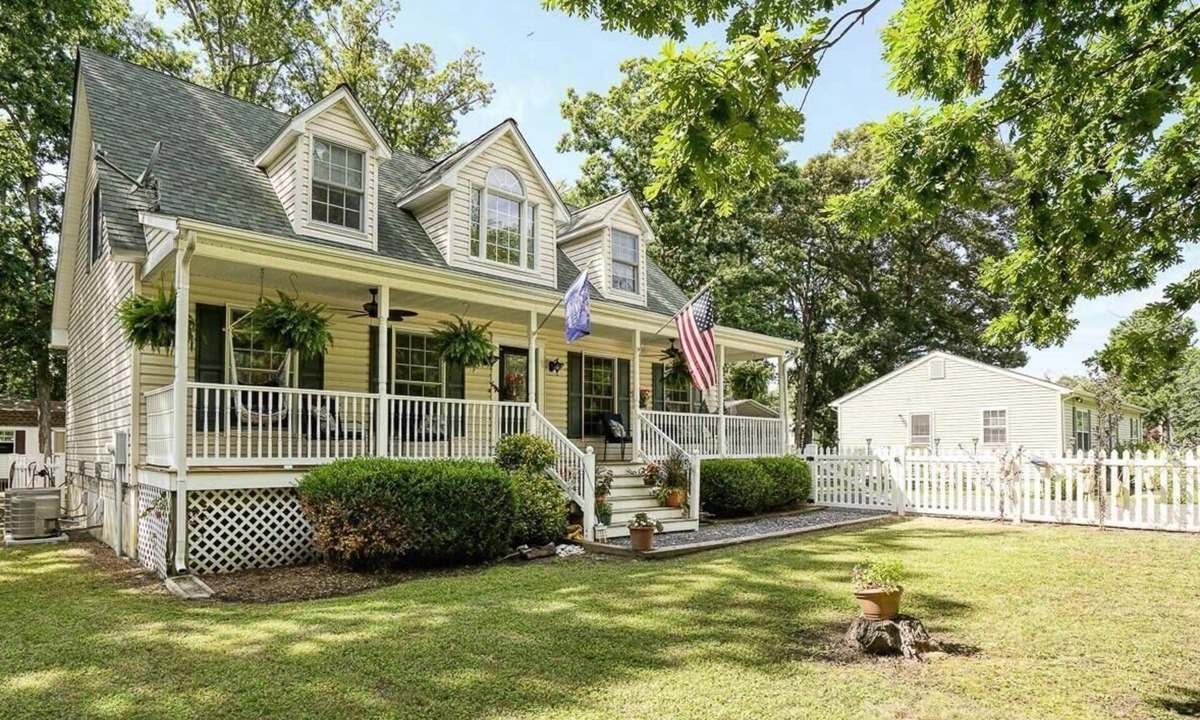 Tilghman House | Charming Cottage in Tilghman Island—Walk to Marinas, Dining & Wedding Venues