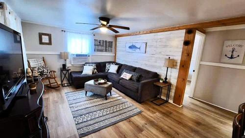 Crystal River House | Charming Cottage fenced backyard & boat parking