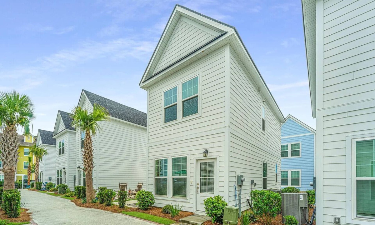 Goose Creek House | Charming Cottage-resort style pool, pickleball