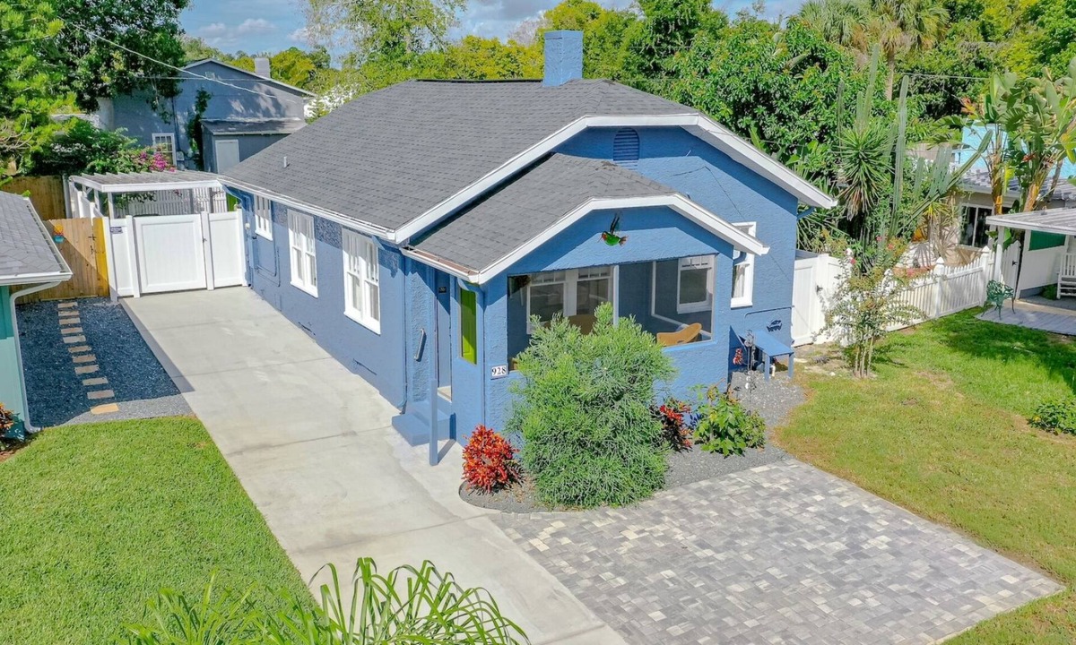 Holly Hill House | Charming Cottage: Minutes to Beach
