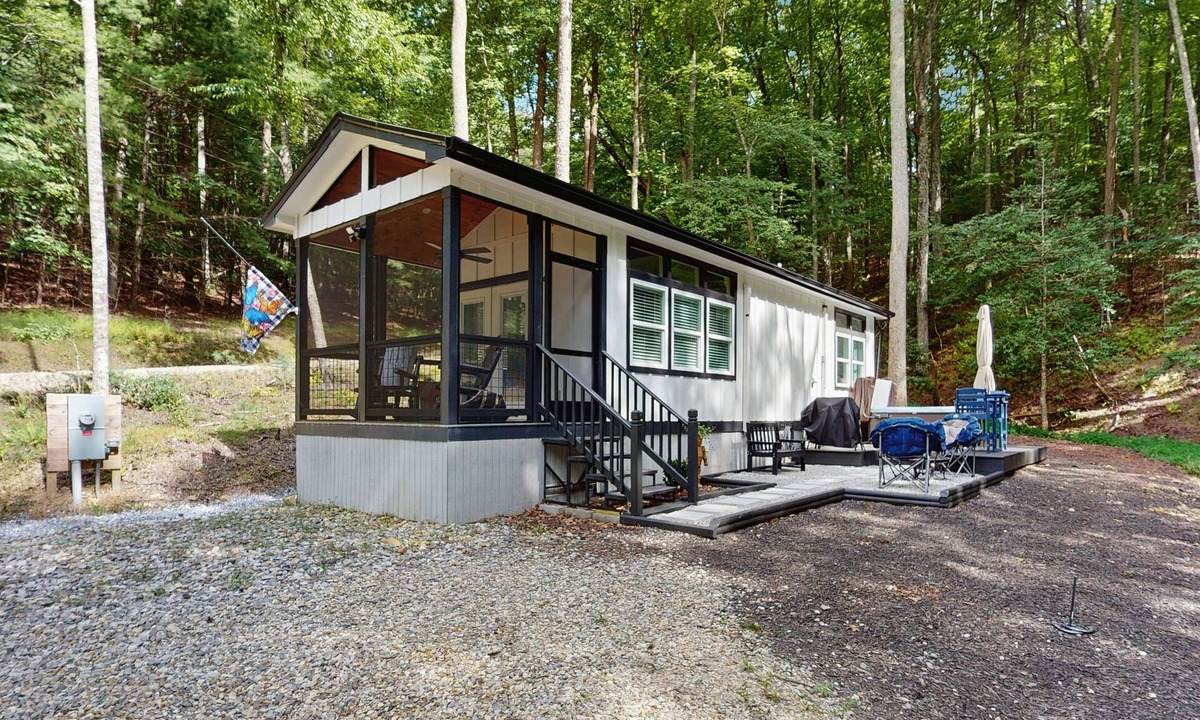 Blairsville Cottage | Charming cottage with hot tub, fire pit & screened-in porch