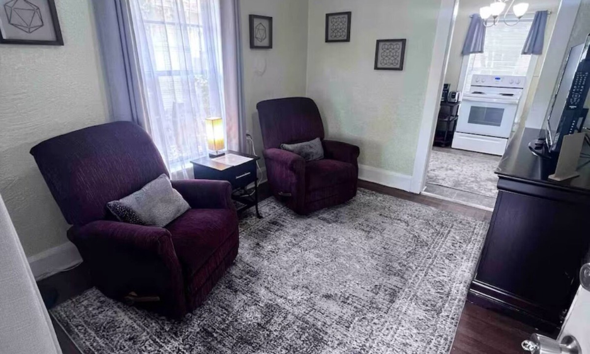 Dixieland Cottage | Charming Dixieland Cottage Walk to Downtown Lakes and Dining
