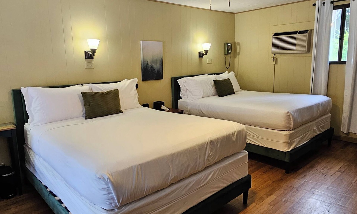 Hendersonville Hotel | Charming Double Queen Room l Hotel Stay